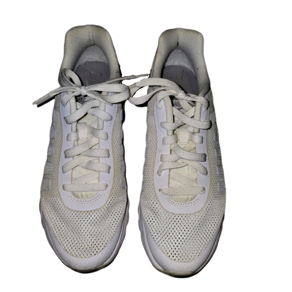 Nike Womens Air Max Invigor Running Shoe Ladies Size 8 - White - Picture 2 of 9